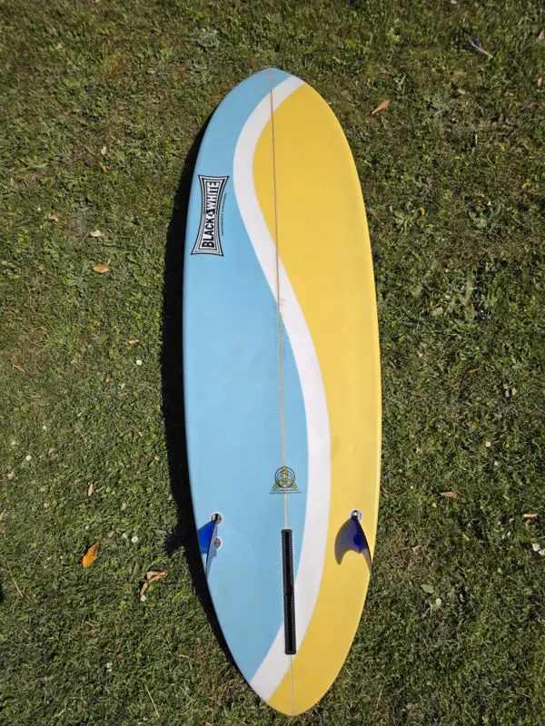 Black & White 5'10 Used Surfboard – Croyde - Image 2